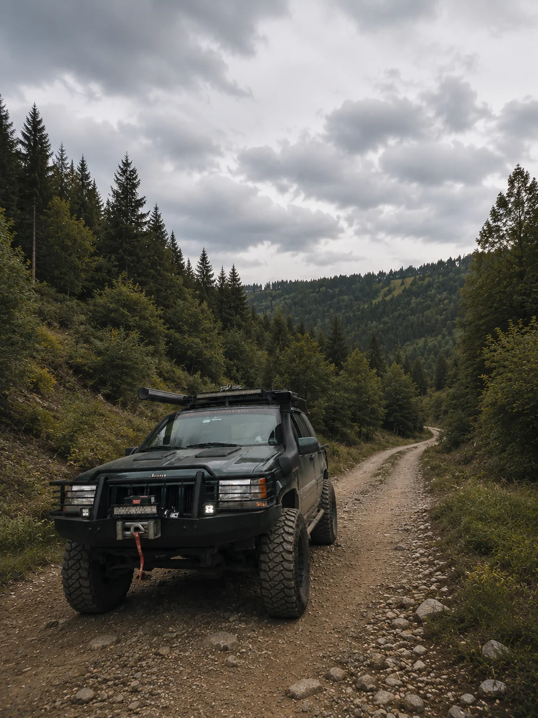 Модифікований Jeep Grand Cherokee на гірській лісовій дорозі в Карпатах